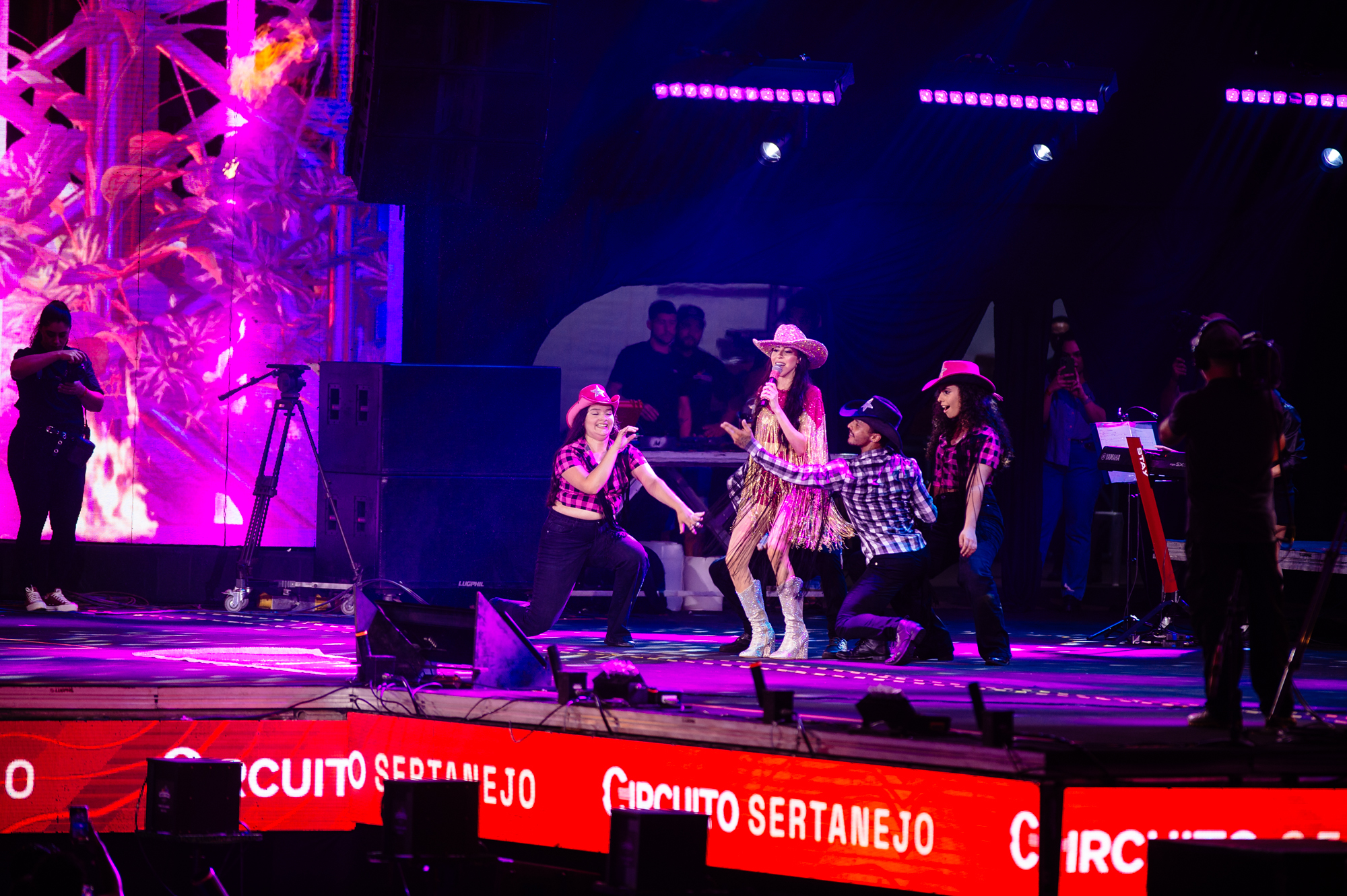 Em noite solidária, cantora e compositora Kau estreia no palco principal da ExpoLondrina